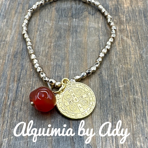 Alquimia Jewelry - CARNELIAN AND SAINT BENEDICT MEDAL DAINTY BRACELET